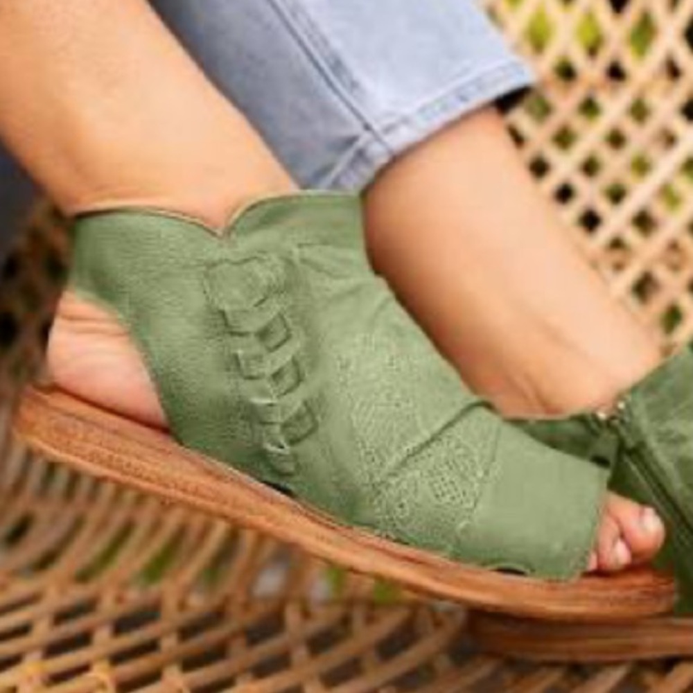 NWT Miz Mooz Wide Width Leather Ruched Sandals Aloe